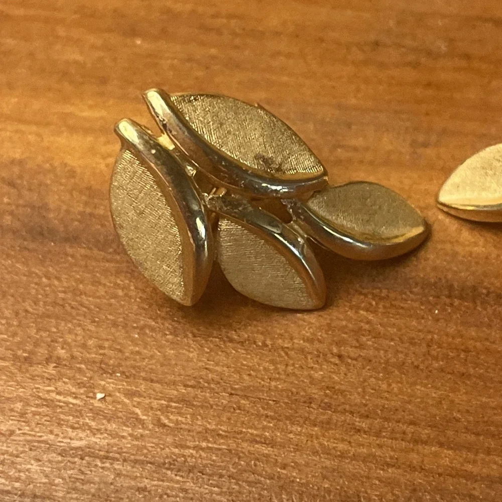 Vintage Crown Trifari Clip On Earrings Gold Tone Leaf Shaped Cluster Signed
